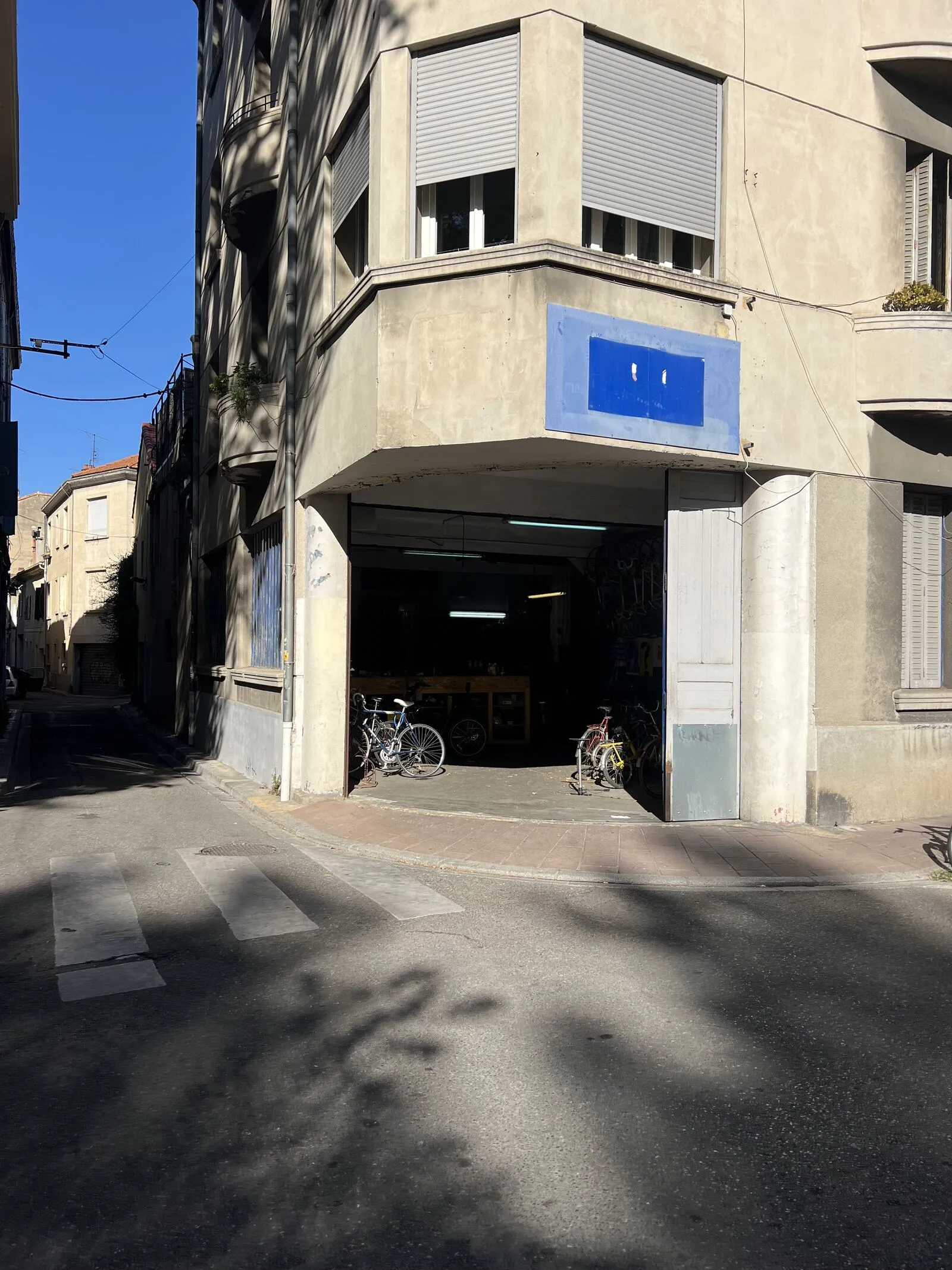 The Vélo-Cité workshop at 44 rue Guillaume Puy, Avignon