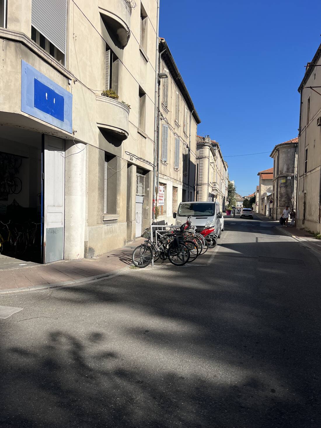 The Vélo-Cité workshop seen from rue Guillaume Puy, bikes parked outside